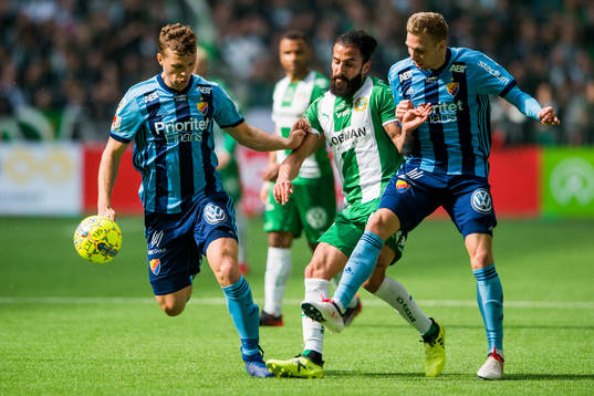 Hammarbys Erkan Zengin mellan Djurgårdens Jonathan Ring