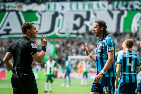 Djurgårdens Jonas Olsson i samtal med domare Martin