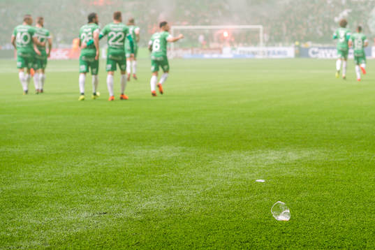 Djurgårdens supportrar kastar in ölglas