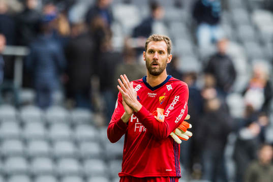 Djurgårdens målvakt Andreas Isaksson deppar