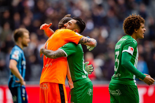 Hammarbys målvakt Johan Wiland och Jiloan Hamad jublar