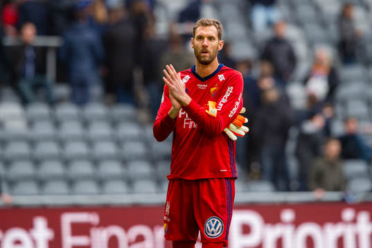 Djurgårdens målvakt Andreas Isaksson tackar publiken