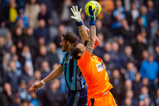 Djurgårdens Jonas Olsson och Hammarbys målvakt Johan
