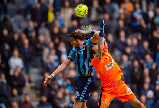 Djurgårdens Jonas Olsson och Hammarbys målvakt Johan
