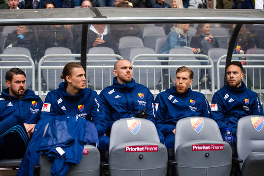 Djurgårdens spelare på bänken före fotbollsmatchen i