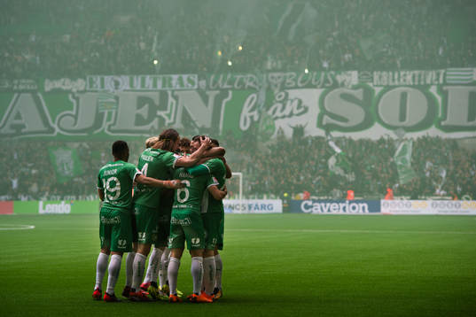 Hammarbys spelare jublar