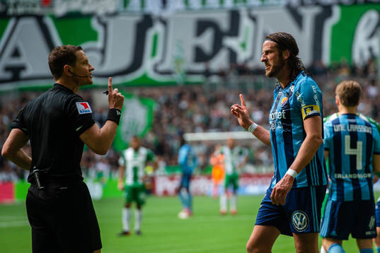 domare Martin Strömbergsson och Djurgårdens Jonas Olsson