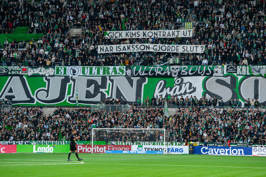 Hammarbys supportar med banderoll