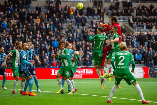 Djurgårdens målvakt Andreas Isaksson i en luftduell i