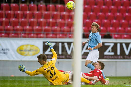 Malmö FFs Oscar Lewicki, Kalmars målvakt Lucas