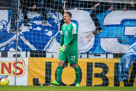 Malmö FFs målvakt Johan Dahlin deppar