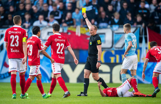 Domaren Patrik Eriksson varnar Malmö FFs Oscar Lewicki