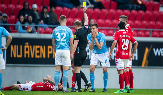 Domaren Patrik Eriksson varnar Malmö FFs Alexander