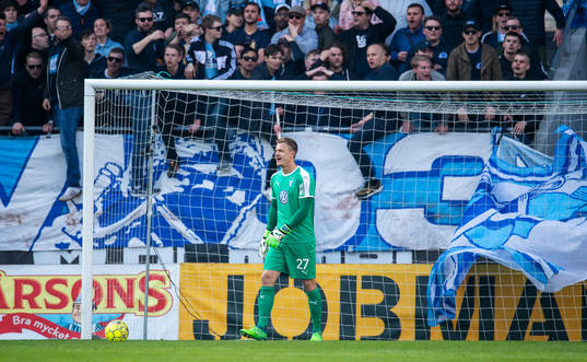 Malmö FFs målvakt Johan Dahlin deppar