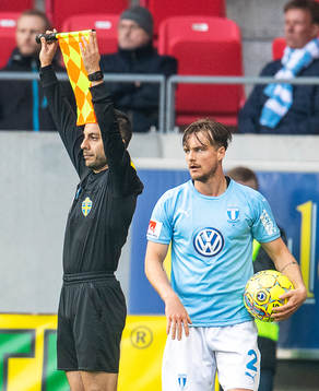 Assisterande domaren Mahbod Beigi och Malmö FFs Eric