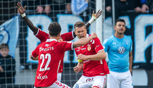 Kalmars Viktor Elm jublar