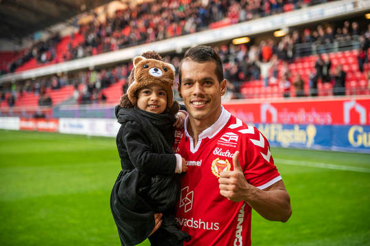 Kalmars Hiago Ramiro med dottern Kiara