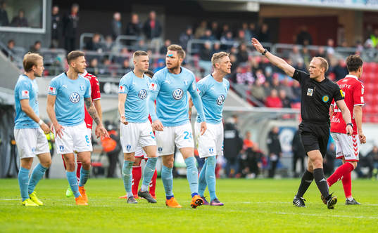Malmö FFspelarna är irriterade på domaren Patrik Eriksson