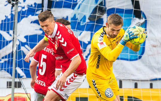 Kalmars Viktor Elm och målvakt Lucas Hägg-Johansson