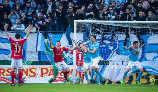 Kalmarspelarna jublar medan Malmö FFspelarna signalerar