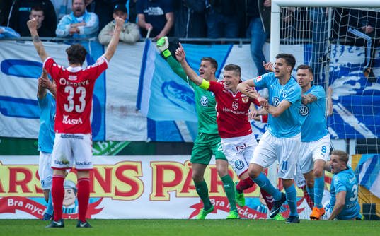 Kalmarspelarna jublar medan Malmö FFspelarna signalerar