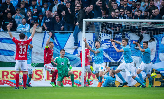 Kalmarspelarna jublar medan Malmö FFspelarna signalerar