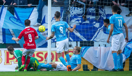 Kalmars Måns Söderqvist gör det omdiskuterade 1-0 målet