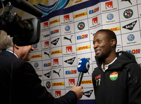 Dalkurds Mohamed Buya Turay blir intervjuad av cmore