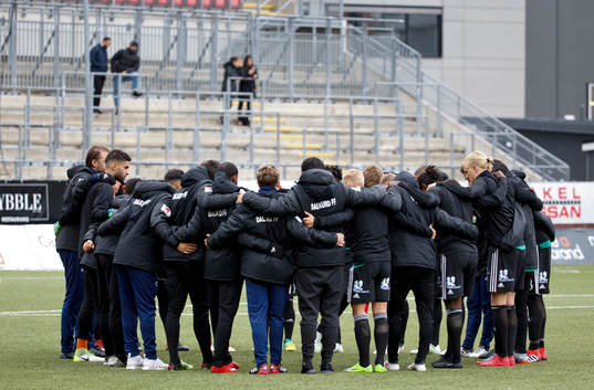 Dalkurdsspelarna och tränarna pratar ihop sig