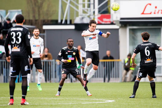 Örebros Nordin Gerzic och Dalkurds Mohamed Buya Turay