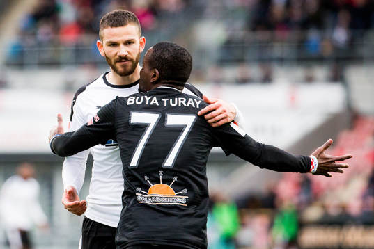 Örebros Kennedy Igboananike och Dalkurds Mohamed Buya Turay