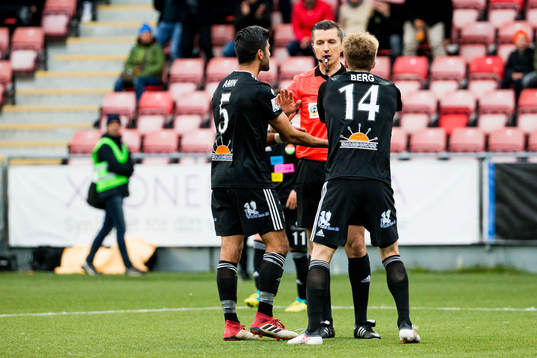 Dalkurds Rewan Amin och Oliver Berg pratar med domare Bojan
