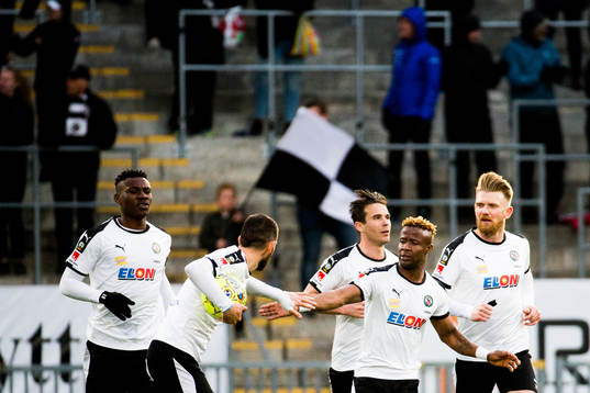 Örebros Kennedy Igboananike jublar
