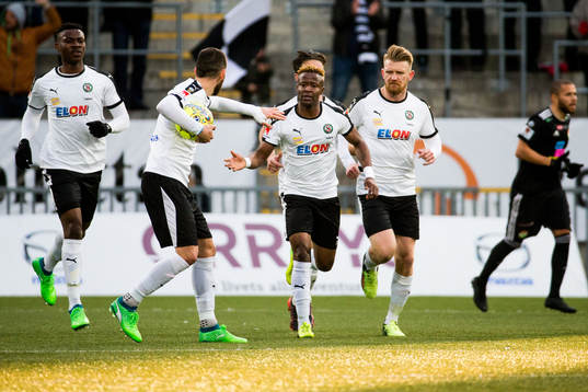 Örebros Kennedy Igboananike jublar