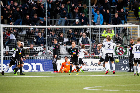 Örebros Kennedy Igboananike jublar