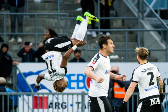 Örebros Kennedy Igboananike jublar