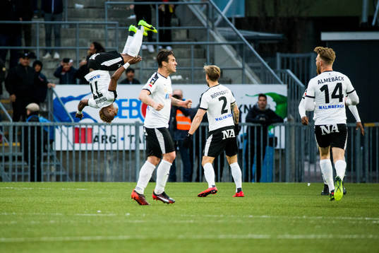 Örebros Kennedy Igboananike jublar