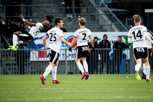 Örebros Kennedy Igboananike jublar