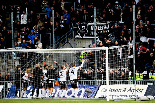 Örebros spelare jublar
