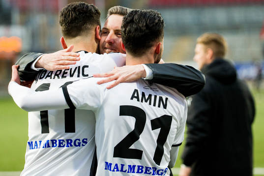 Örebros tränare Axel Kjäll jublar med spelarna Alfred