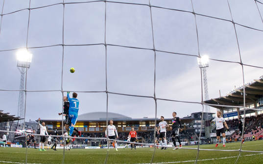 Örebros målvakt Oscar Jansson och Dalkurds Henrik