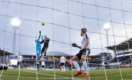 målvakt Oscar Jansson och Daniel Björnkvist och Dalkurds