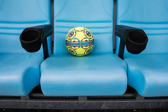 En fotboll på en stol i ett avbytarbås på Grimsta IP