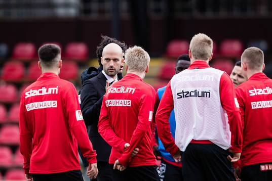 Brommapojkarnas tränare Luis Pimenta med spelare