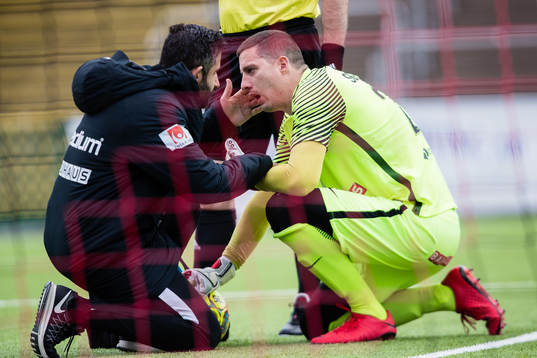 Brommapojkarnas målvakt Nikola Petric har skadat sig
