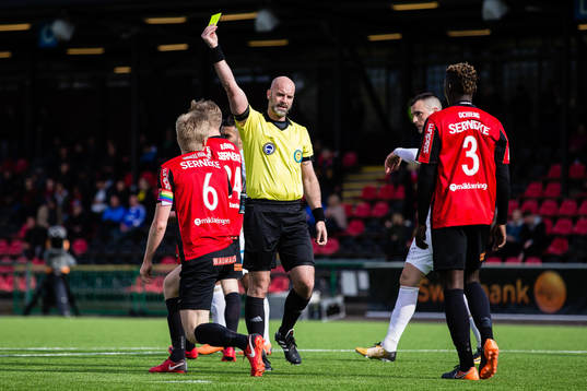 Brommapojkarnas Gustav Sandberg Magnusson får ett gult