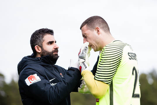 Brommapojkarnas målvakt Nikola Petric har skadat sig