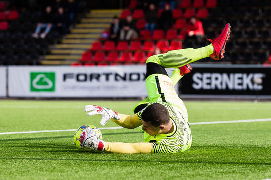 Brommapojkarnas målvakt Nikola Petric med en räddning