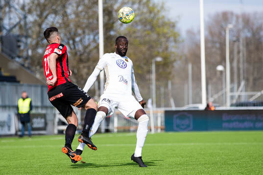 Brommapojkarnas Maikel Nieves och Östersunds Ronald Mukiibi