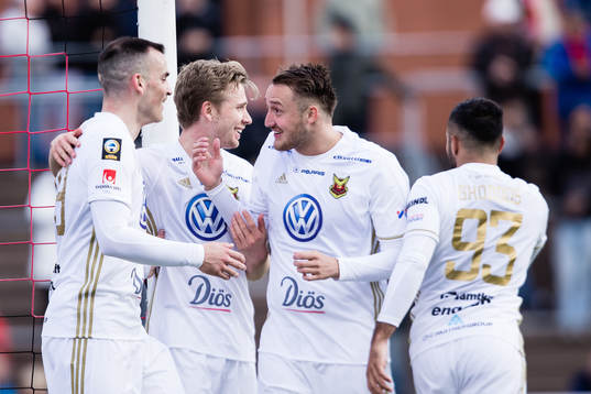 Östersunds Dino Islamovic jublar med Dennis Widgren och